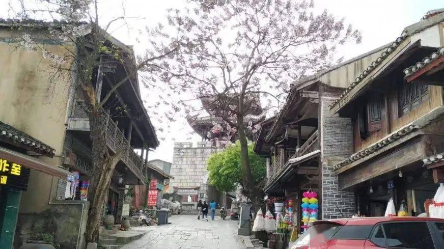 余秀华不顾舆论继续写“黄诗”，可敬还是可耻？网友：她玷污文学